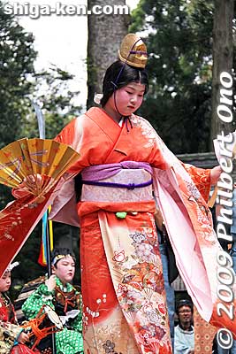 For the Ogi-no-Mai (Folding Fan Dance), he holds a folding fan and a gohei sacred staff. The Miko-no-Mai, Suzu-no-Mai, and Ogi-no-Mai trio of Chigo-no-Mai dances are also called Sanyaku-no-Mai (三役の舞). 稚児の舞　扇の舞
Keywords: shiga nagahama yogo chawan matsuri float festival 