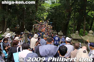 The procession leaves the shrine.
Keywords: shiga nagahama yogo chawan matsuri float festival 