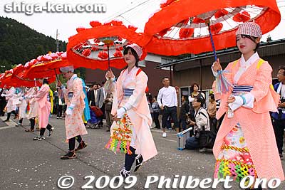 Chawan Matsuri Hana-yakko flower umbrella dancers. They wear a Nagajuban kimono slip (長襦袢) and straw sandals. 花奴
Keywords: shiga nagahama yogo chawan matsuri float festival shigabestmatsuri