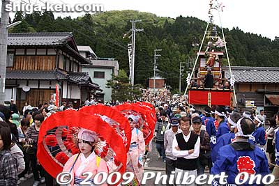 The Chawan Festival started when a potter in Yogo's Hashimoto area believed that he received his pottery skills from the gods and so gave an offering of pottery at Niu Shrine in appreciation. The festival started to be held by 1160.
Keywords: shiga nagahama yogo chawan matsuri float festival 