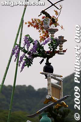 They are using bamboo support poles to keep it steady in the wind, but later they will disconnect the support poles to show that these decorations are free standing.
Keywords: shiga nagahama yogo chawan matsuri float festival 