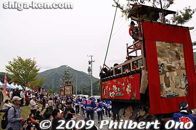 The floats pass in front of the Chawan Matsuri no Yakata Museum which is one of the best places to view the festival. They arrived around 12:30 pm, then took a lunch break until 1:40 pm. The floats also have tapestries purchased in the 17th and 18th c.
Keywords: shiga nagahama yogo chawan matsuri float festival 
