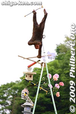 Upside-down baboon is connected only by his left hand. How are all these objects suspended like that?? 岩見重太郎　狒狒退治の場
Keywords: shiga nagahama yogo chawan matsuri float festival 