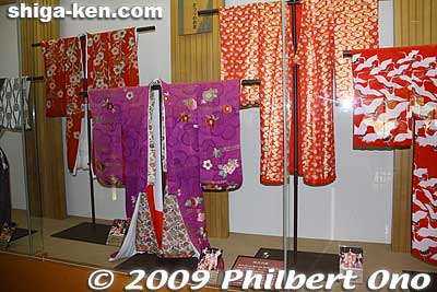 Kimono worn by the Chigo-no-Mai and Sanyaku no Mai dancers. 三役の舞
Keywords: shiga nagahama yogo chawan matsuri float festival 