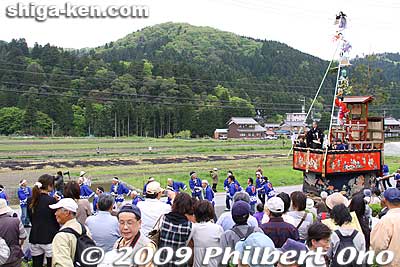 At 1:45 pm, the lunch break was over and the three floats proceeded down the road and back. This was the main (but short) course for the float procession and a major photo op in front of the museum.
Keywords: shiga nagahama yogo chawan matsuri float festival 