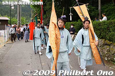 At around 2:30 pm, the procession headed to Hachiman Shrine, a short walk away. Banner holders and hoko spear bearers behind them.
Keywords: shiga nagahama yogo chawan matsuri float festival 