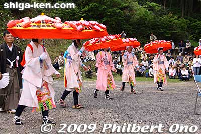 Hana-yakko dancers with flower umbrellas. 花奴
Keywords: shiga nagahama yogo chawan matsuri float festival 