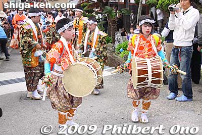 Kodaiko drummers of the small taiko drum. 小太鼓
Keywords: shiga nagahama yogo chawan matsuri float festival japanchild