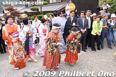 Tsuzumi drummers. Shiga governor Kada Yukiko (in a light green jacket) admire the procession as they arrive at Hachiman Shrine for the Chawan Matsuri in Yogo, Shiga on May 4, 2009. On her right is the mayor (black suit) of Yogo town. 滋賀県知事 
Keywords: shiga nagahama yogo chawan matsuri float festival 
