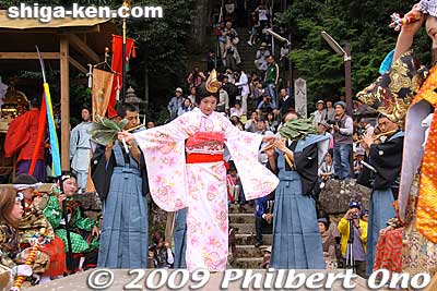 The Chigo-no-Mai dances were performed again. This time at Hachiman Shrine. This is the Miko-no-Mai Dance. 神子の舞
Keywords: shiga nagahama yogo chawan matsuri float festival 