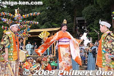Third dance called Ogi-no-Mai (Folding Fan Dance), he holds a folding fan and a gohei sacred staff. 稚児の舞　扇の舞
Keywords: shiga nagahama yogo chawan matsuri float festival shigabestmatsuri