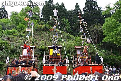 The climax of the festival was when they detached the bamboo support poles (called sasu サス) from the float decorations.
Keywords: shiga nagahama yogo chawan matsuri float festival 