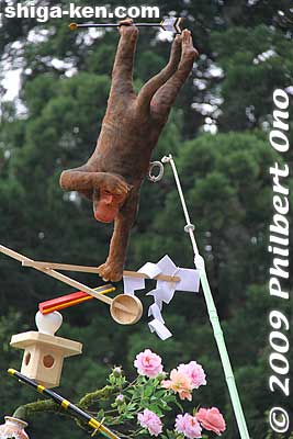 Detaching the bamboo pole from the baboon balancing on only one hand.
Keywords: shiga nagahama yogo chawan matsuri float festival 