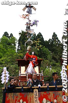 And there you see it. Look ma, no support poles! How is it supported like that...
Keywords: shiga nagahama yogo chawan matsuri float festival 