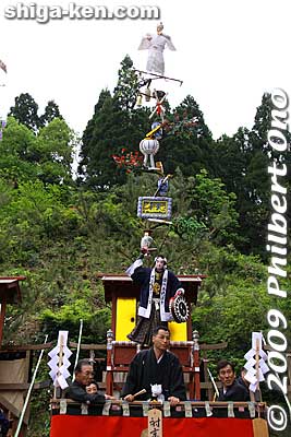 Also see my [url=http://www.youtube.com/watch?v=fIDZ0u6ne2I]YouTube video showing them detaching the poles.[/url]
Keywords: shiga nagahama yogo chawan matsuri float festival 