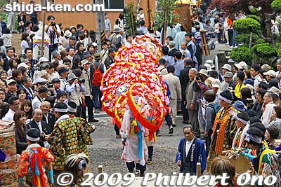 At around 4 pm, the procession left Hachiman Shrine to head back to Niu Shrine. At 4:30 pm, they danced again at Niu Shrine.
Keywords: shiga nagahama yogo chawan matsuri float festival 
