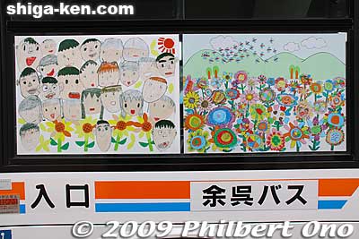 They had special shuttle buses plying between Yogo Station and Hashimoto at the festival site. The bus had drawings by local school children.
Keywords: shiga nagahama yogo chawan matsuri float festival 