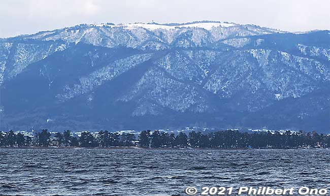 On the mountain top is Biwako Hakodateyama ski grounds near Imazu. びわこ箱館山
Keywords: shiga Imazu Lake Biwa biwako snow cruise boat biwakobest