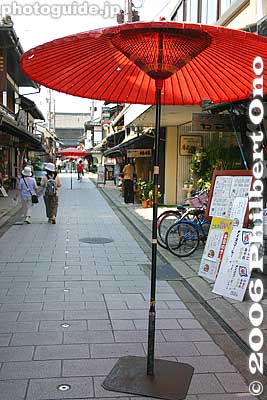 Red paper umbrellas decorate the path.
Keywords: shiga nagahama daitsuji temple Buddhist Jodo Shinshu Otani