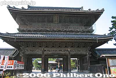 Daitsuji temple Sanmon Gate 山門
Keywords: shiga nagahama daitsuji temple Buddhist Jodo Shinshu Otani