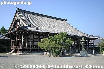 Daitsuji temple Hondo main hall 大通寺本堂 [url=http://goo.gl/maps/kE2hn]MAP[/url]
Keywords: shiga nagahama daitsuji temple Buddhist Jodo Shinshu Otani