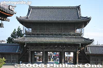Sanmon Gate as seen from the Hondo main hall
Keywords: shiga nagahama daitsuji temple Buddhist Jodo Shinshu Otani