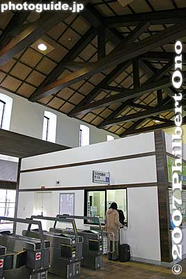 Turnstile entrance. Notice the high (and hllow) ceiling. No air conditioning.
Keywords: shiga nagahama JR train station
