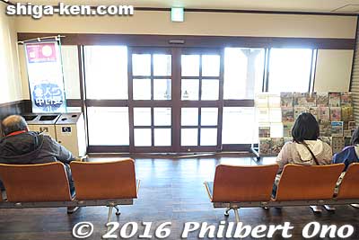 New waiting room is toward the right as you get out of the turnstile.
Keywords: shiga nagahama station