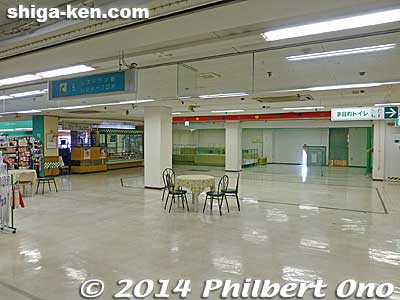 Top floor of the old Nagahama Heiwado store is being cleared out. 
Keywords: shiga nagahama station train