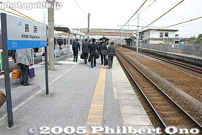 May 2005. No sign of the new station building yet, but the train platform has been extended.
Keywords: shiga nagahama JR train station