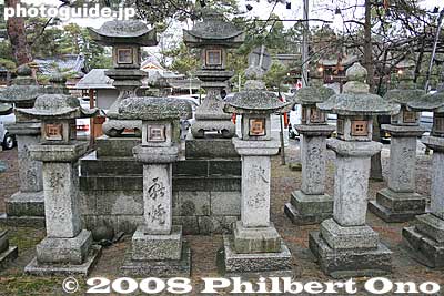 Stone lanterns
Keywords: shiga nagahama hachimangu shrine shinto torii new year's oshogatsu