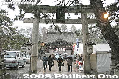 Keywords: shiga nagahama hachimangu shrine shinto torii new year's oshogatsu torii