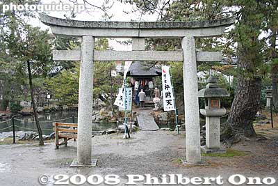 Torii to Benzaiten Shrine
Keywords: shiga nagahama hachimangu shrine shinto torii new year's oshogatsu