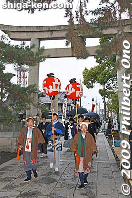 The Nagahama Hikiyama Matsuri's main highlight are boys age 5 to 12 performing kabuki plays on a few ornate floats at Nagahama Hachimangu Shrine and other locations in central Nagahama. [url=http://goo.gl/maps/gqlRs]MAP[/url]
Keywords: shiga nagahama hikiyama matsuri festival float kabuki boys shigabestmatsuri