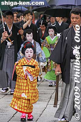 These pictures were taken on April 15. In the morning, all the kabuki actors proceed to Nagahama Hachimangu Shrine, arriving by 8:30 am.
Keywords: shiga nagahama hikiyama matsuri festival float kabuki boys