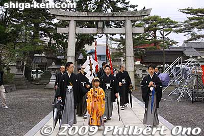 Arriving at Nagahama Hachimangu Shrine. People are not allowed to cross in front of this procession.
Keywords: shiga nagahama hikiyama matsuri festival float kabuki boys