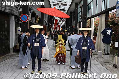 The kabuki boys for each hikiyama float proceed to the shrine, headed by a boy holding a sacred staff with zigzag paper.
Keywords: shiga nagahama hikiyama matsuri festival float kabuki boys