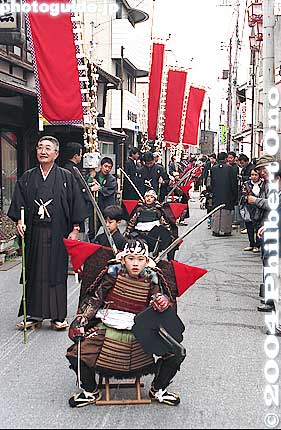 After the kabuki boys, processions of Naginata sword bearers also proceed to Nagahama Hachimangu Shrine.
Keywords: shiga nagahama hikiyama matsuri festival float kabuki boys