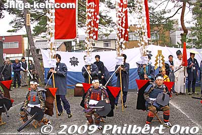 Naginata sword bearers standby near the hikiyama floats.
Keywords: shiga nagahama hikiyama matsuri festival float kabuki boys