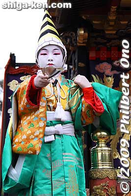 Sanbaso dancer is the first to perform.
Keywords: shiga nagahama hikiyama matsuri festival float kabuki boys