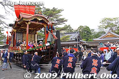 This hikiyama is shaped like a boat.
Keywords: shiga nagahama hikiyama matsuri festival float kabuki boys 
