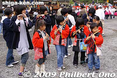 As the float is pulled, flute players follow it.
Keywords: shiga nagahama hikiyama matsuri festival float kabuki boys 