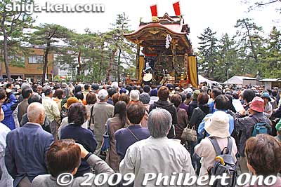 The crowd watches the final kabuki performance starting at around 1:30 pm.
Keywords: shiga nagahama hikiyama matsuri festival float kabuki boys 