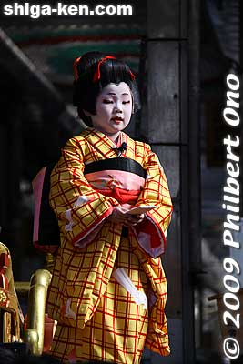 If you missed the performance at the shrine, you can see the same performance later in the shopping arcade or at the Otabisho.
Keywords: shiga nagahama hikiyama matsuri festival float kabuki boys 