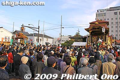 A short distance from the shopping arcade is the Otabisho where all hikiyama floats congregate and give the day's final performance.
Keywords: shiga nagahama hikiyama matsuri festival float kabuki boys 