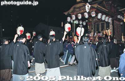 The festival on April 15 lasts well after dark. The day's final kabuki performance starts at around 8 pm at the Otabisho.
Keywords: shiga nagahama hikiyama matsuri festival float kabuki boys 