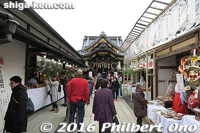 For Toka Ebisu, the shrine has many booths selling Toka Ebisu decorations that supposed to bring business prosperity.
Keywords: shiga nagahama hokoku shrine toka ebisu