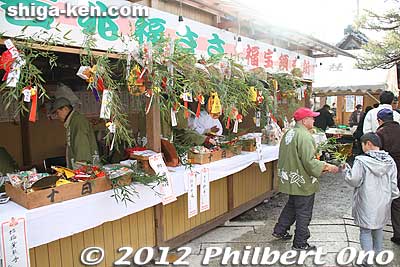 Selling decorations for Toka Ebisu.
Keywords: shiga nagahama hokoku shrine toka ebisu