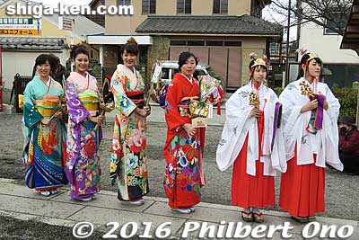 Toka Ebisu maidens participating in the Toka Ebisu parade on Jan. 10.
Keywords: shiga nagahama hokoku shrine toka ebisu