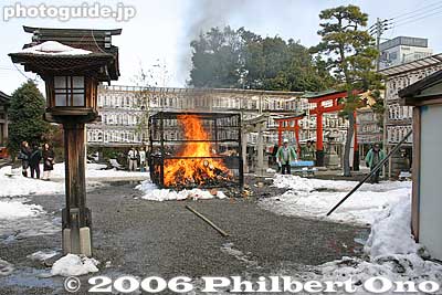 On Jan. 11 they burn the old New Year's decorations.
Keywords: shiga prefecture nagahama shinto hokkoku shrine ebisu